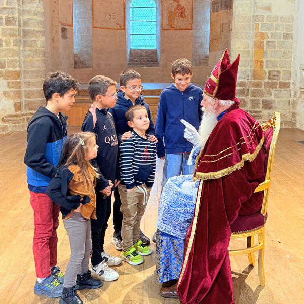 Saint-Nicolas avec les enfants