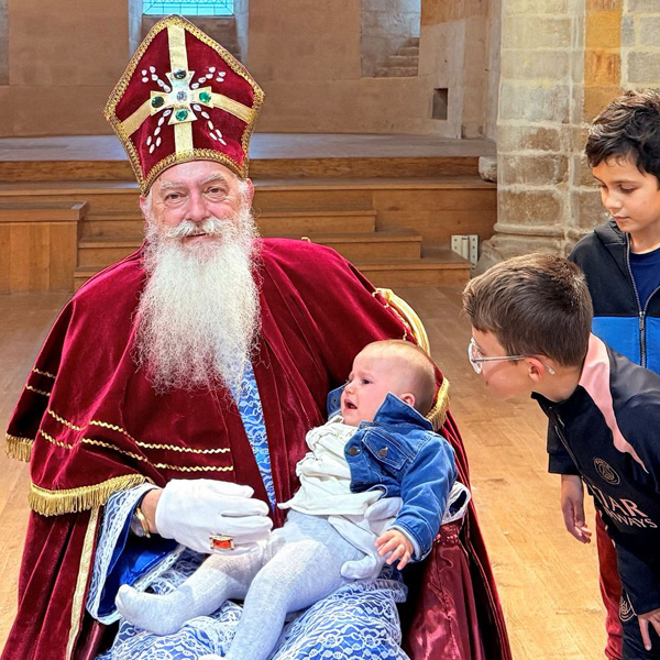 Saint-Nicolas sur sa chaise